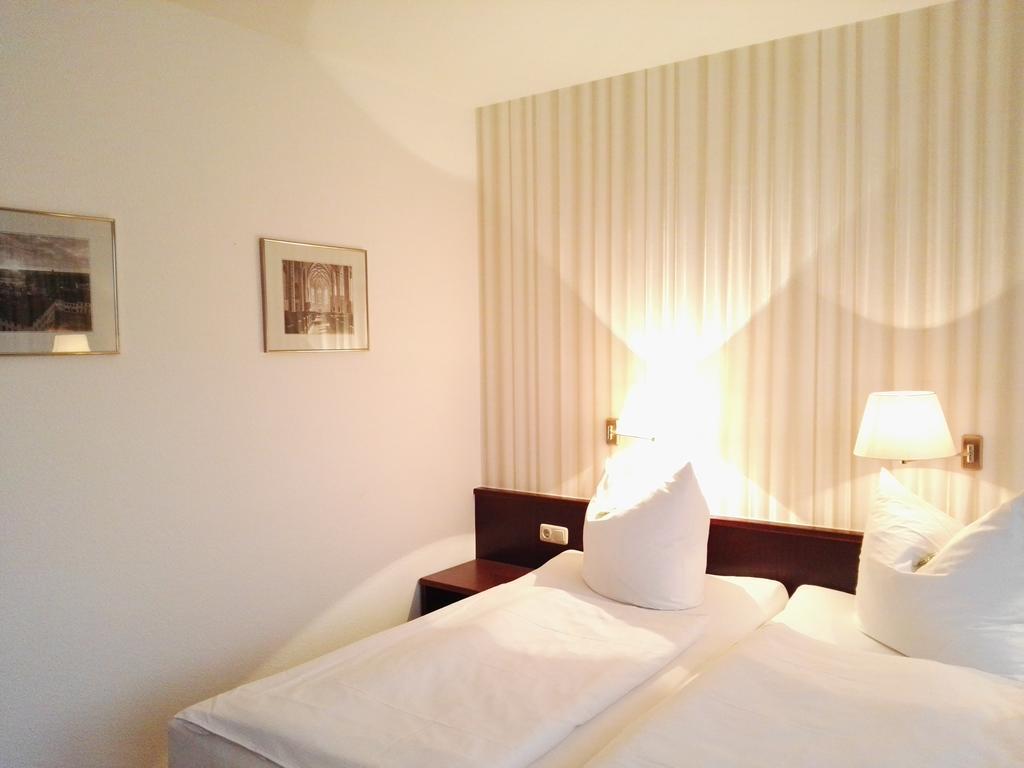 Hotel Anhalt Кьотен Екстериор снимка