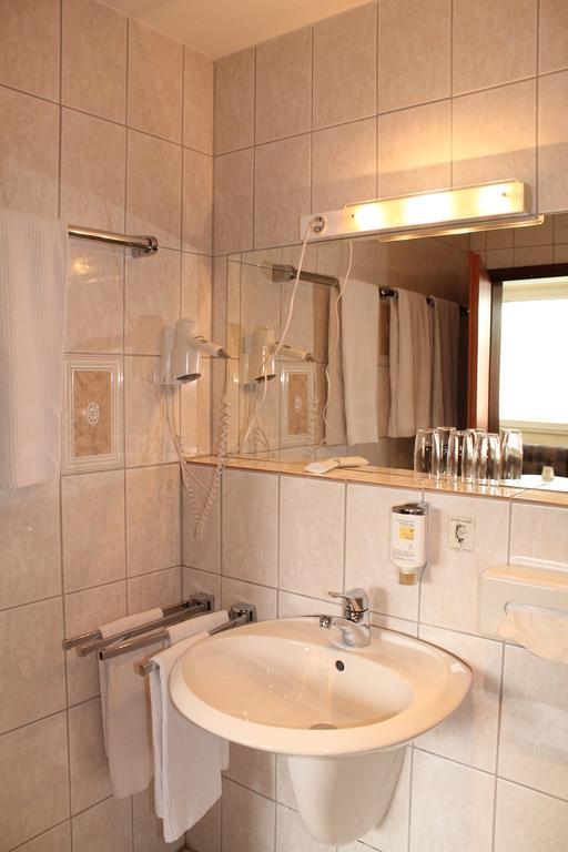 Hotel Anhalt Кьотен Екстериор снимка